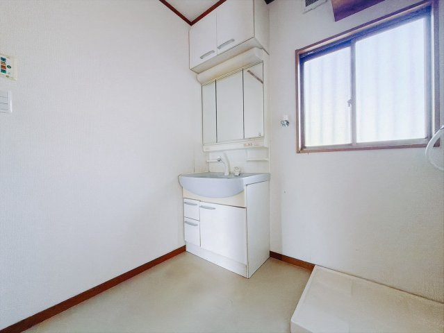 【中古戸建】太田市新田早川町のトイレ|■洗面室｜三面鏡の洗面台は鏡の裏が収納ポケットになっているので、ヘアケア用品や歯ブラシなどでごちゃつきがちな洗面台周りがスッキリ片付きます♪