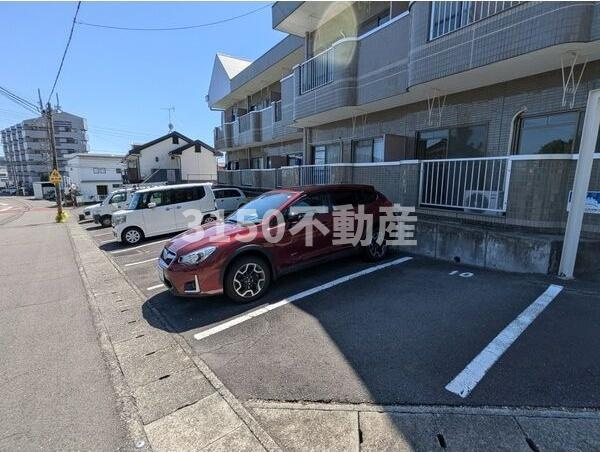 パインリーフ長森本町の駐車場