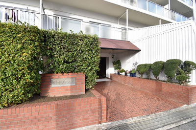 【エントランス】 | 豊中ハウス | サイトに掲載されていない箇所の写真、撮影してお届けさせて頂きます！気になる物件で、見たい部分の画像が無い場合は、弊社スタッフまでご連絡下さいませ。お客様の気になる箇所を、カメラにて撮影して参ります！