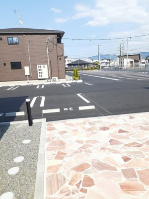【駐車場】 | グランブルー　Ｃ | 車をお持ちの方に嬉しい駐車場付きの物件です