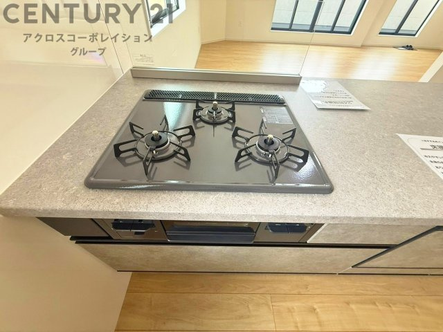 多数の調理器具を同時に使用でき、料理の効率化が可能。省エネで節約になり、様々な料理スタイルに適応できます。また、火力調整が独立しており、手入れや掃除もしやすく、今よりもっとお料理が楽しくなるかも。
