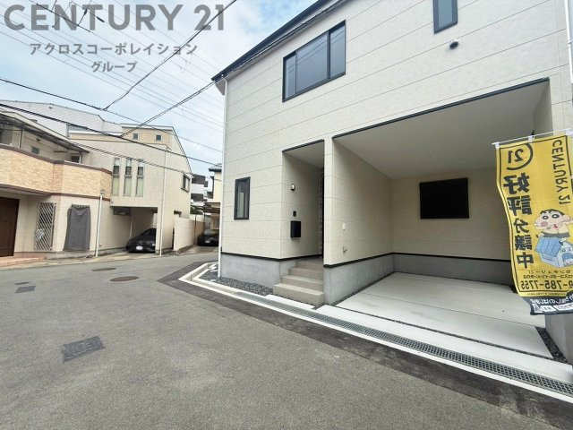 車庫付き　天井があり、雨風から愛車を守ってくれます。
