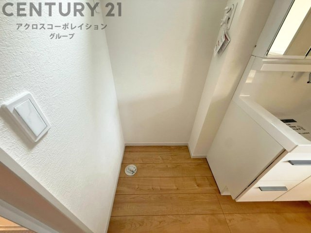 洗濯物の仕分け作業がしやすく、整理整頓が容易になります。洗濯音や湿気を他の部屋に持ち込まず、生活環境を快適に保ちます。上部を活用すれば収納スペースを確保でき洗剤や洗濯用品の整理もしやすくなります。
