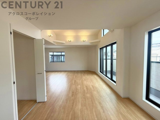 大きな窓のついた開放的なリビングルームです。天窓付きで明るい光が差し込みます。