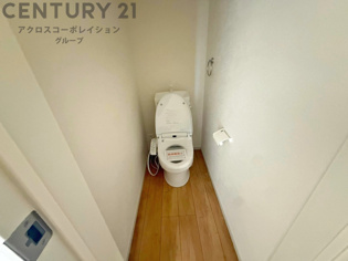 温水洗浄便座付トイレは温水洗浄機能により、暖かい水でおしりを洗浄することができ、冷たい水を使う従来の便座に比べ、温水洗浄機能で暖かいトイレを提供し、快適な使用を可能にします。
