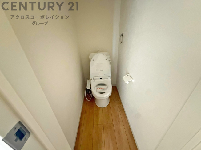 温水洗浄便座付トイレは温水洗浄機能により、暖かい水でおしりを洗浄することができ、冷たい水を使う従来の便座に比べ、温水洗浄機能で暖かいトイレを提供し、快適な使用を可能にします。
