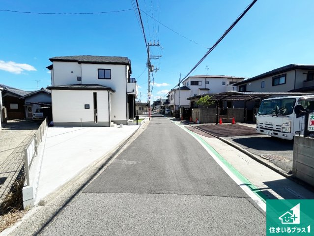 24(土)25(日)現地説明会！◆泉北郡忠岡町忠岡南　新築一戸建ての前面道路含む現地写真|周辺は閑静な住宅街！前面道路広々で車の出し入れも便利です。駐車が苦手な方でも安心して車庫入れできます！