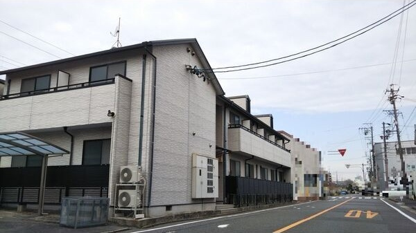 メゾン尾頭橋の外観