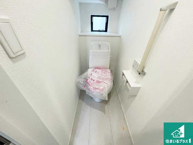 ■三島郡島本町広瀬　新築一戸建てのトイレ|1・2階の2ヶ所にあるので、朝の忙しい時間の順番待ちもなく、深夜の利用にも大変便利です。