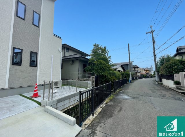 ■三島郡島本町広瀬　新築一戸建ての前面道路含む現地写真|周辺は閑静な住宅街！前面道路広々で車の出し入れも便利です。駐車が苦手な方でも安心して車庫入れできます！