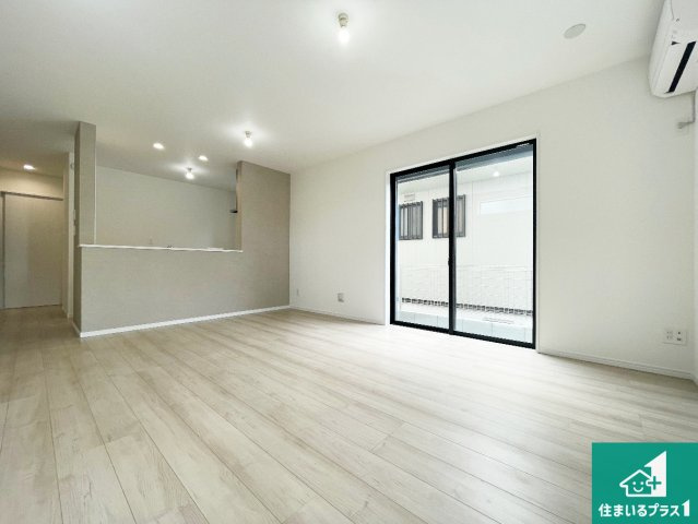 ■三島郡島本町広瀬　新築一戸建ての居間・リビング|シンプルなリビングは、観葉植物等のインテリアを楽しめますね！パパ好みにも、ママ好みにも家具次第で雰囲気を変えることができます！
