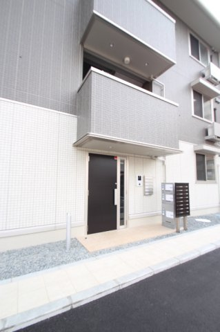 サニーフラット西市 A棟のエントランス