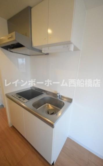 市川市鬼越１丁目のアパートのキッチン