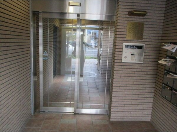 ウェルコート岡本のエントランス