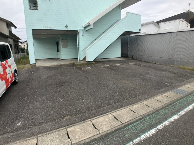 クララハウスの駐車場