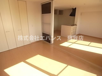 【洋室】 | ロイヤルオーク | 使い勝手のいい洋室です