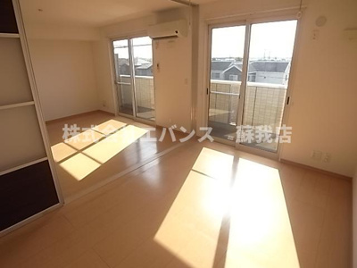 【寝室】 | ロイヤルオーク | 落ち着いて過ごせるお部屋なので、寝室にいかがでしょうか