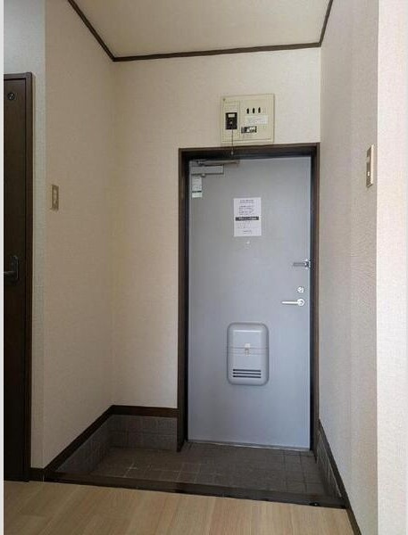 グリーンヒルズ山田8の玄関