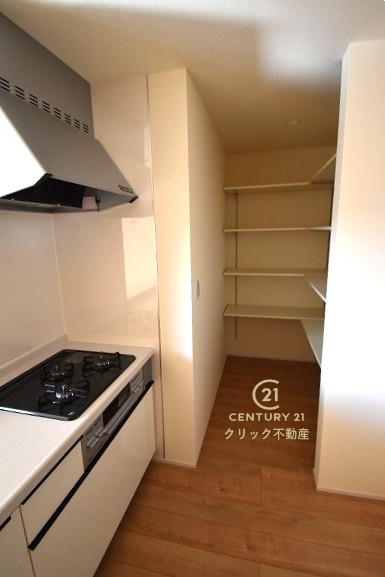 リーブルガーデン  城里町石塚　16期　5のキッチン|キッチン横のパントリーが嬉しい！消耗品や食材のストックはこちらへどうぞ♪棚は可動式なので、置きたいものに合わせた使い方ができます。