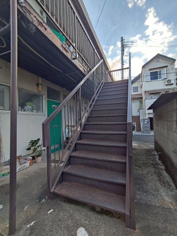 ビスタ岸部ハイツB棟のエントランス