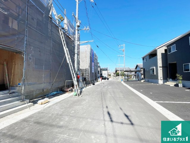 京田辺市草内穴口　第6期　新築一戸建ての前面道路含む現地写真|周辺は落ち着いた街並みの住宅地！子育てがしやすい住環境です！まだ未完成ですが、現地でしかわからない事もございます。是非一度ご覧ください。
