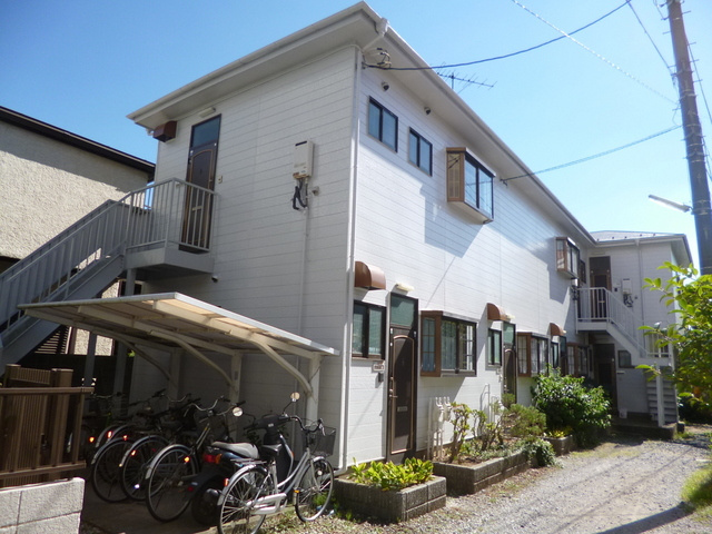サンシティーの外観|ワンフロアー２世帯なので全角部屋。