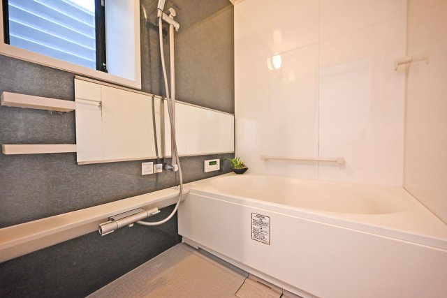 吹田市内本町3丁目中古一戸建て│4SLDK＋駐車1台可の浴室|広さにゆとりのある浴室のため、清潔感の中でゆったりとくつろぎの入浴が可能です。