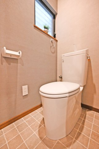 吹田市内本町3丁目中古一戸建て│4SLDK＋駐車1台可のトイレ|2階にもお手洗いがあるため、家族が重なる朝の時間帯も便利です。