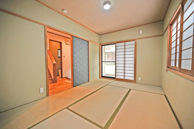 吹田市内本町3丁目中古一戸建て│4SLDK＋駐車1台可の和室|和室ならではの使い勝手の良さがあり、来客対応やお子様の遊び場など幅広く活用できます。