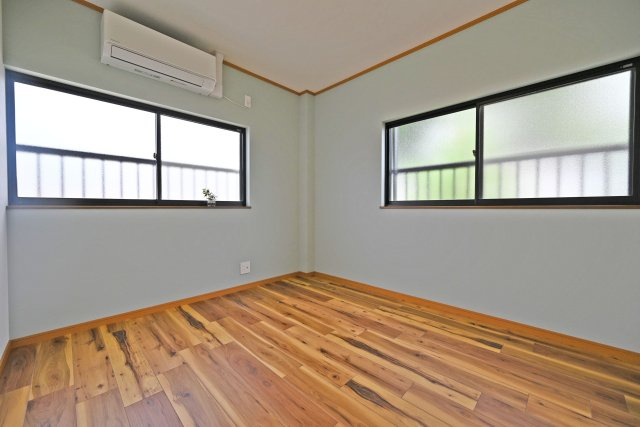 吹田市内本町3丁目中古一戸建て│4SLDK＋駐車1台可の洋室|洋室約5.5帖
2面採光・通風の窓配置で、風が心地よく抜けるお部屋です。