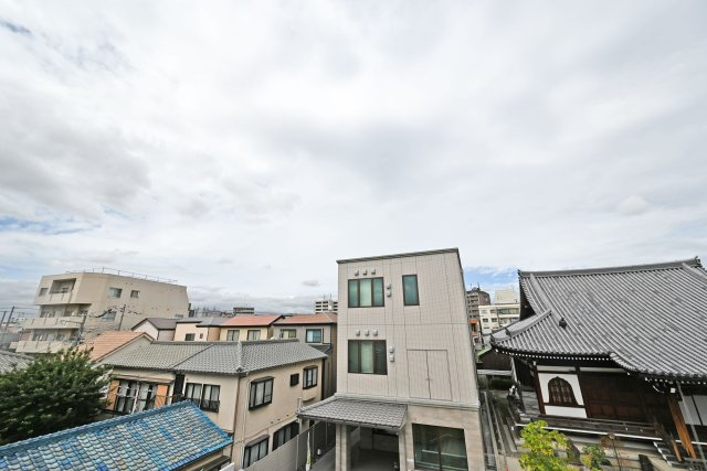 吹田市内本町3丁目中古一戸建て│4SLDK＋駐車1台可の展望|目の前に高い建物がないため、空の広がりを感じられる開放的な住環境です。