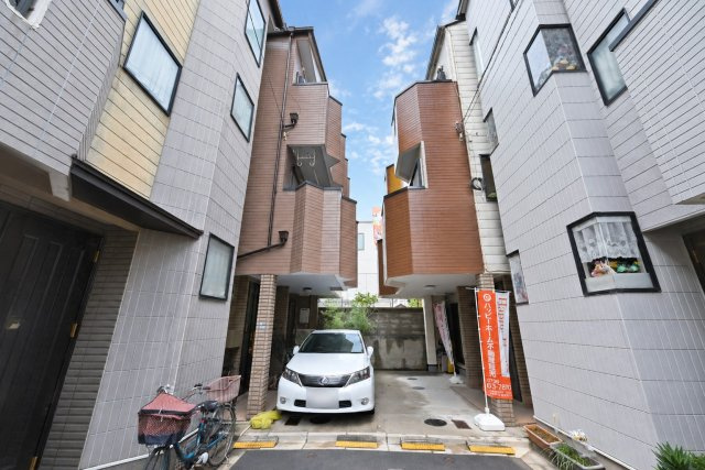 吹田市内本町3丁目中古一戸建て│4SLDK＋駐車1台可の外観|ご不明な税金・諸費用についても丁寧にサポートいたします。現地見学で、住まいのイメージやご希望をぜひお聞かせください。