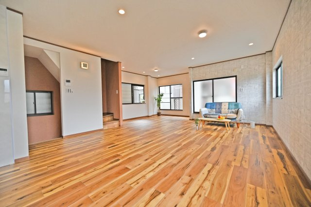 吹田市内本町3丁目中古一戸建て│4SLDK＋駐車1台可の居間・リビング|LDK約20帖
ゆとりある広さを活かし、ご家族でのくつろぎ時間からご友人を招いてのホームパーティまで幅広くお使いいただけます。