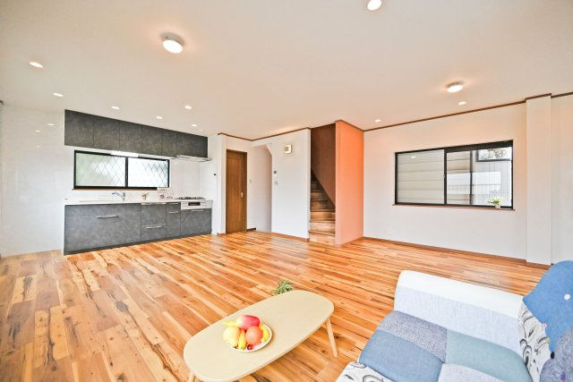 吹田市内本町3丁目中古一戸建て│4SLDK＋駐車1台可の居間・リビング|人が集まりたくなる開放的な空間が、毎日の暮らしをより豊かに彩ります。