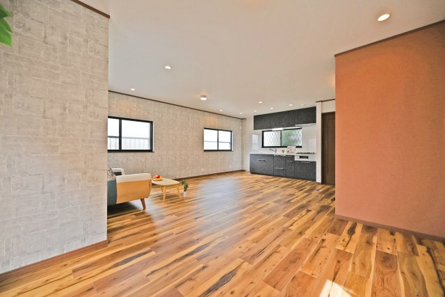 吹田市内本町3丁目中古一戸建て│4SLDK＋駐車1台可のキッチン|フローリングで統一された居室で、掃除もしやすく快適にお使いいただけます。