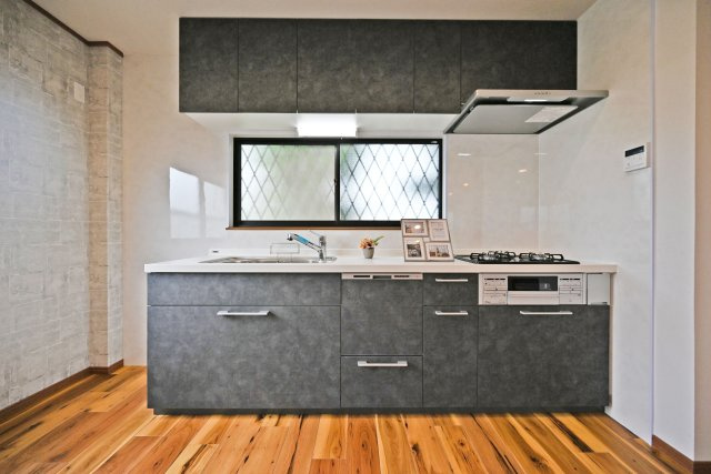 吹田市内本町3丁目中古一戸建て│4SLDK＋駐車1台可のキッチン|壁付タイプのキッチンで作業に集中できるので、毎日の調理も快適に行えます。