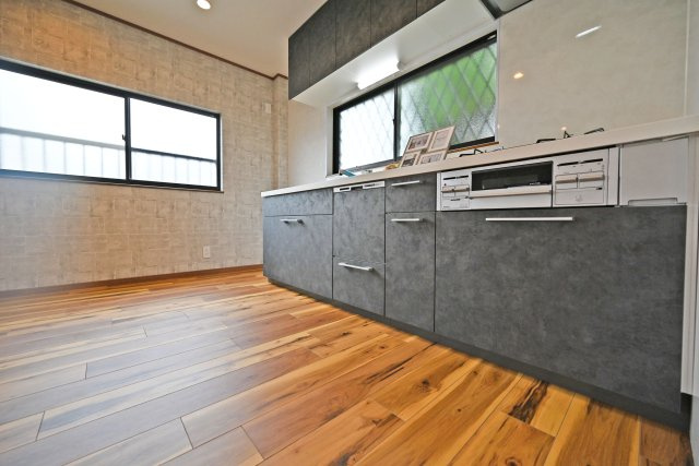 吹田市内本町3丁目中古一戸建て│4SLDK＋駐車1台可のキッチン|白い壁紙との相性も良く、キッチンがより引き立って見えます。