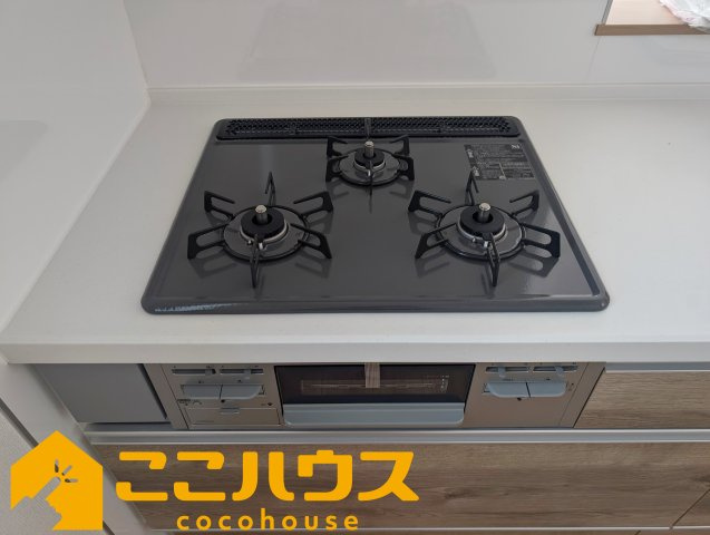 豊見城市我那覇232番　ハートフルタウン　新築戸建て　全2棟　A号棟のキッチン|三口コンロ

