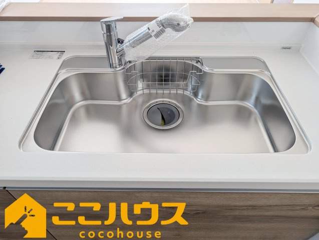 豊見城市我那覇232番　ハートフルタウン　新築戸建て　全2棟　A号棟のキッチン|洗い物のしやすいワイドシンク

