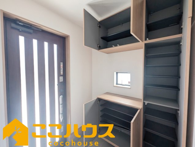 豊見城市我那覇232番　ハートフルタウン　新築戸建て　全2棟　A号棟の収納|大容量のシューズボックス
