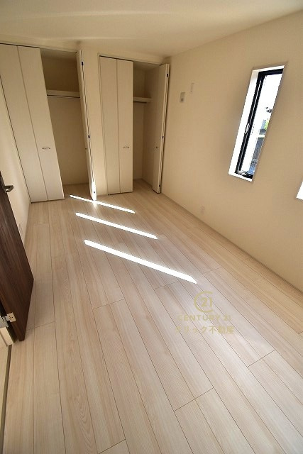 リーブルガーデン  城里町石塚　16期　6の洋室|折戸を開くと壁面クローゼット。衣類が横一列に並ぶためひと目で洋服が選びやすい！衣類をたくさんお持ちの方もスッキリ片付きます♪