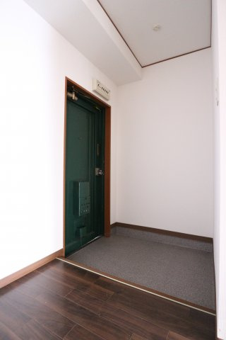 中西マンションの玄関