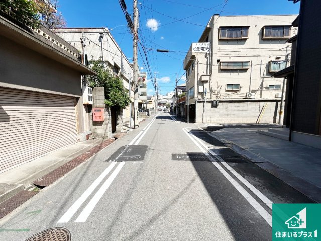 10(土)11(日)12(祝)現地説明会！◆高石市高師浜　新築一戸建ての前面道路含む現地写真|周辺は閑静な住宅街！前面道路広々で車の出し入れも便利です。駐車が苦手な方でも安心して車庫入れできます！