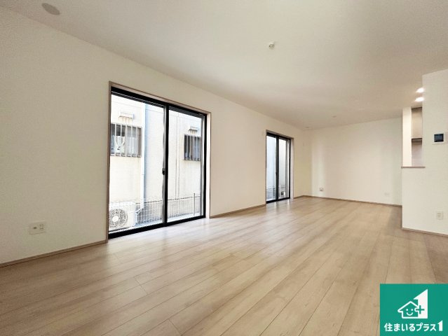 31(土)1(日)3(祝)現地説明会！◆高石市高師浜　新築一戸建ての居間・リビング|シンプルなリビングは、観葉植物等のインテリアを楽しめますね！パパ好みにも、ママ好みにも家具次第で雰囲気を変えることができます！