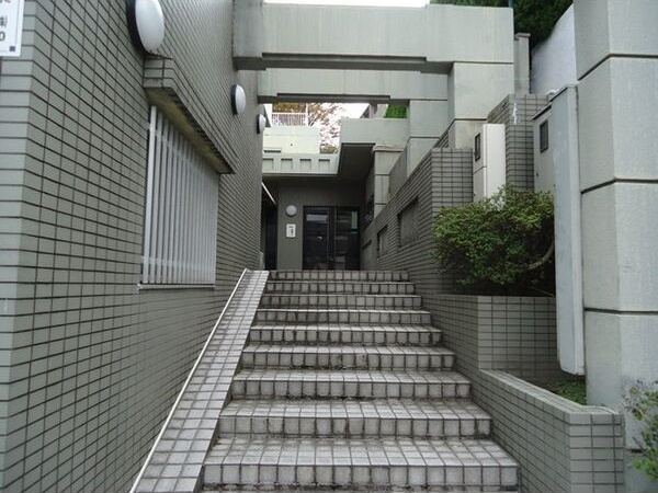 ラウムズ虹ヶ丘のエントランス