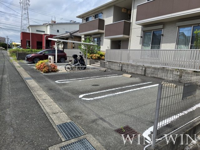 アルブル エストレジャの駐車場
