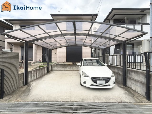 神戸市西区宮下１丁目　中古戸建の駐車場|●年中無休：当日予約可●お車並列で2台駐車可！強い日差しや雨から大切なお車を守ってくれるカーポート付