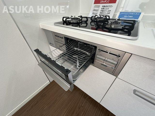 緑区十日市場町戸建てのキッチン|両面焼きグリルは裏返す手間なく短時間でムラなく焼き上がります。