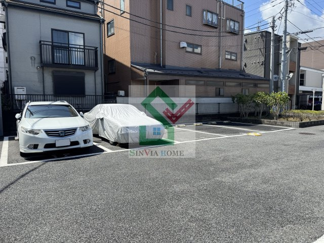 リブリシャイニー平松の駐車場