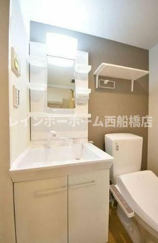 市川市真間２丁目のアパートの独立洗面台